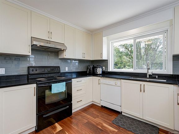3rd image of 948 McKenzie Ave