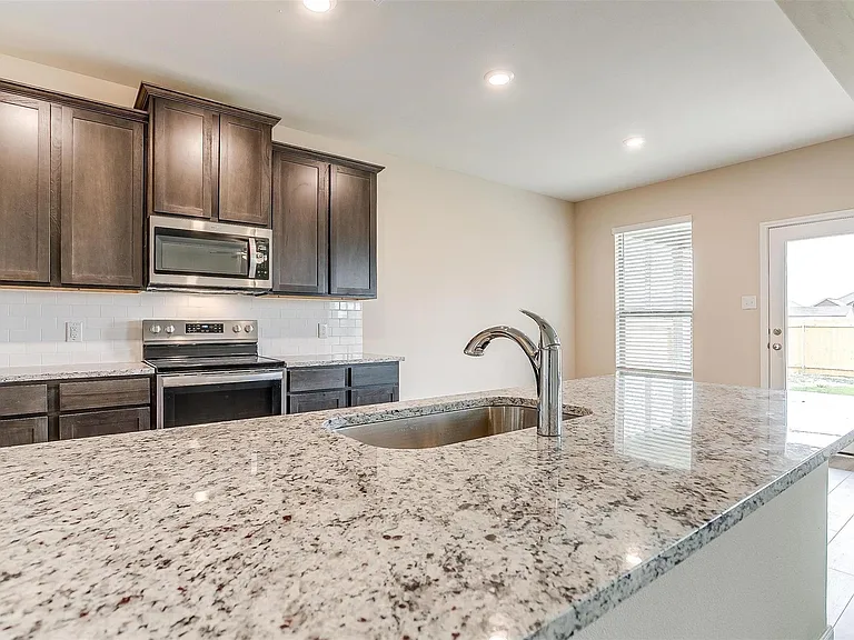 1025 McDonald Dr — Photo 2
