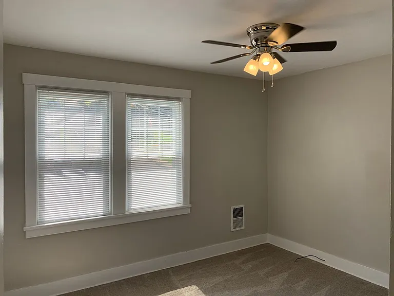 344 Clarence St — Photo 13