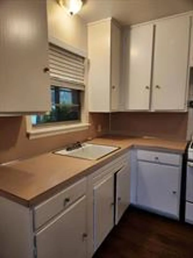 Colonial Apartments — Photo 4