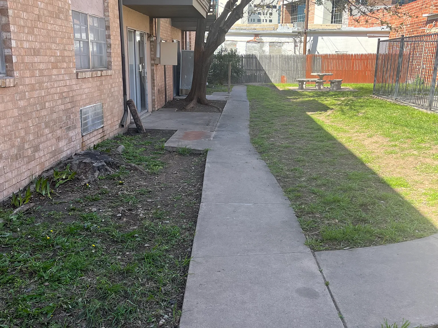 Harris Ave Apartments — Photo 4