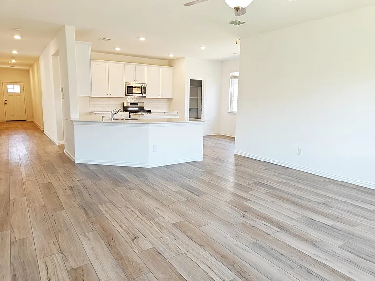8404 Honeylocust St — Photo 9