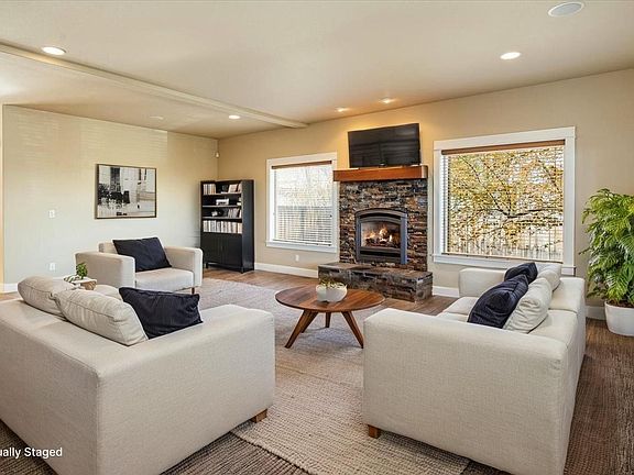 5th image of 4122 SW Salmon Pl