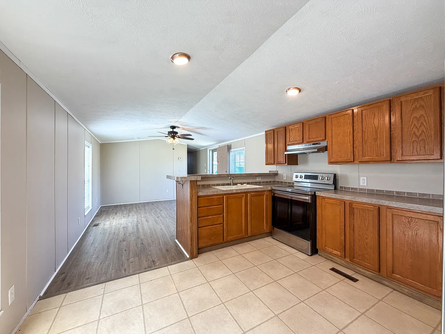 Newly Renovated 3-Bedroom Home, Short Drive To The City Barboursville WV — Photo 3
