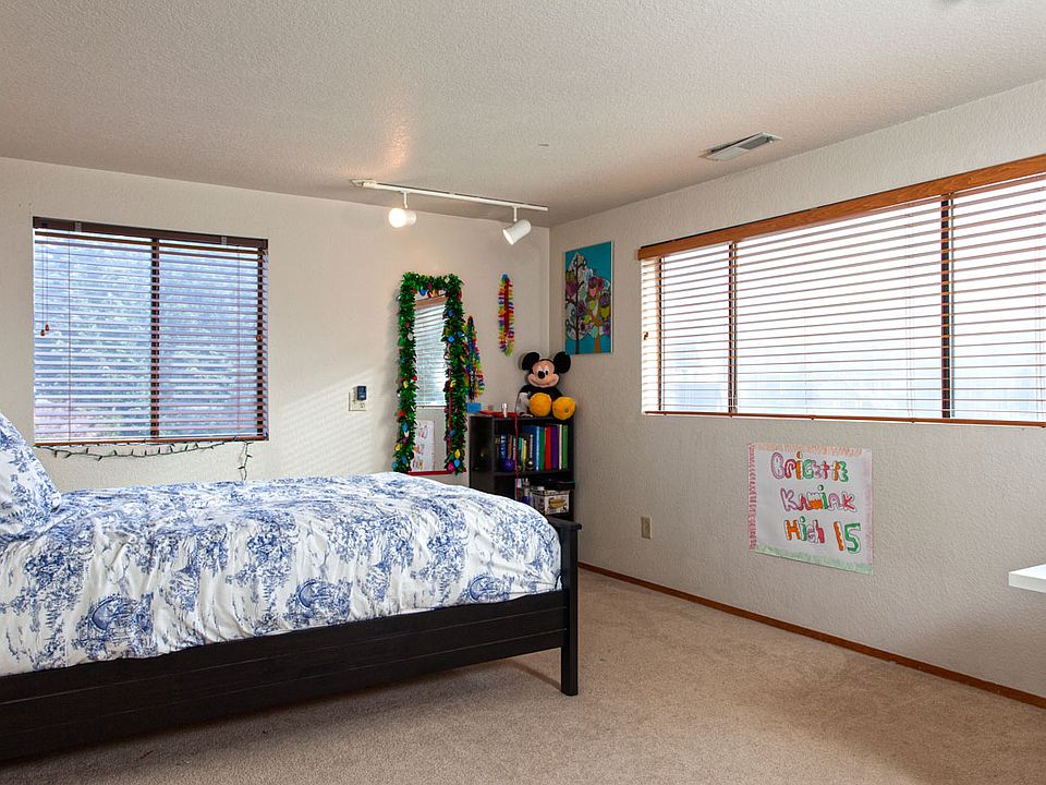 Another oversized upper bedr