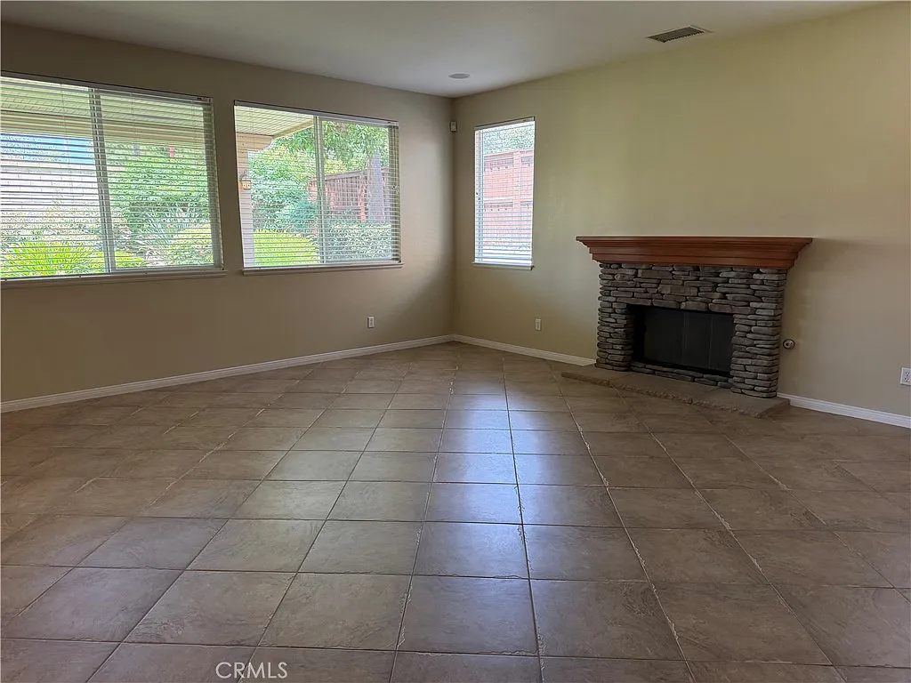 4 bed, 3150 sqft, $4,200 — Photo 4