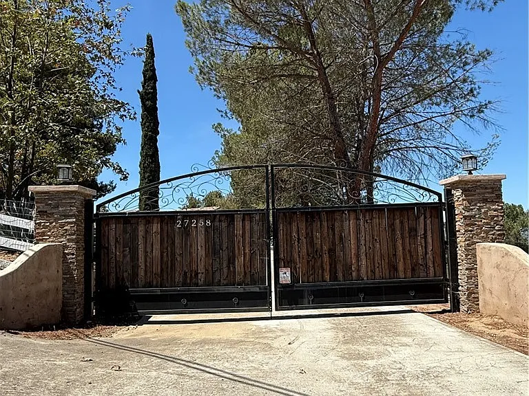 27258 Kiavo Dr — Photo 2