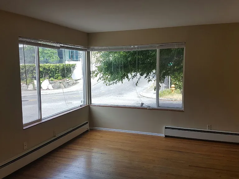 525 E Roy St — Photo 5