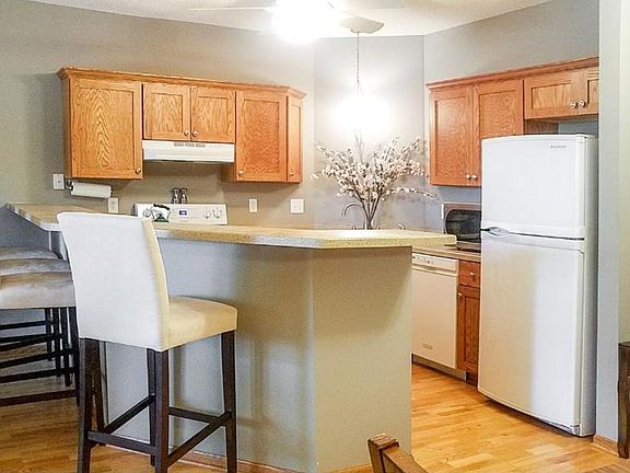 5th image of 605 Snelling Ave S Unit 210