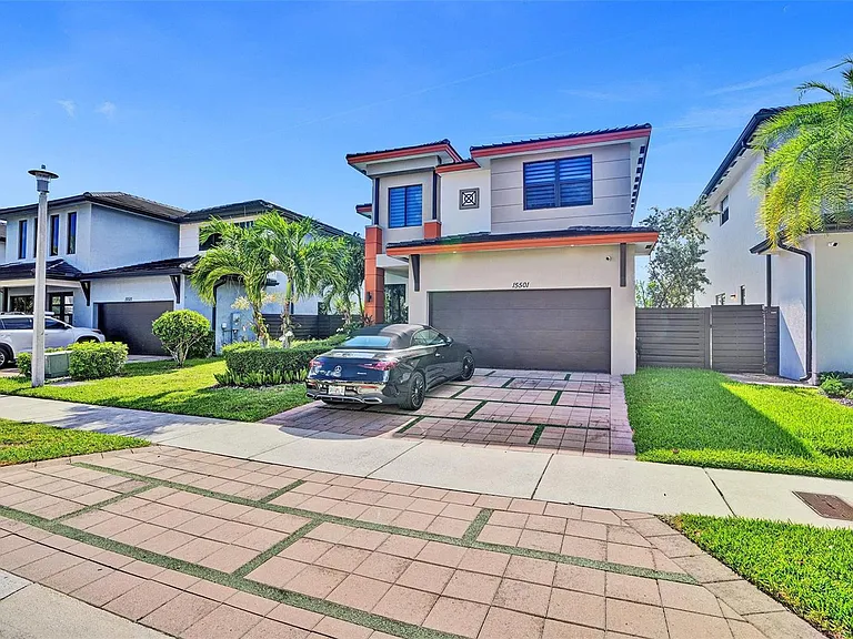 15501 NW 88th Ave — Photo 1