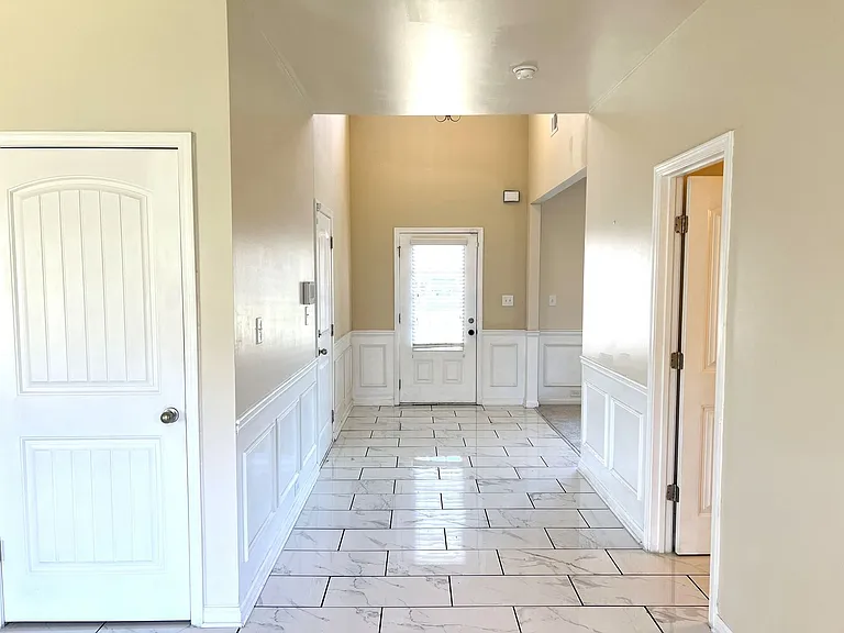 807 Citrona Dr — Photo 2