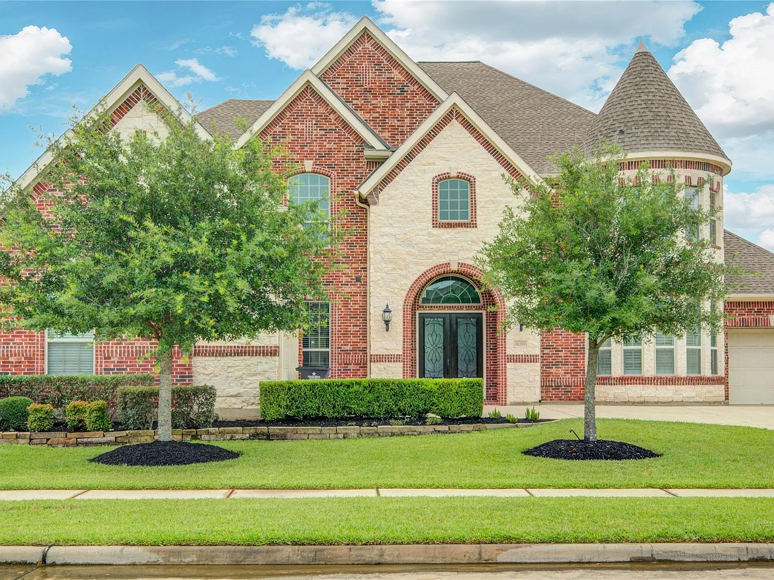 5 bed, 5.5 bath, 6097 sqft, $5,800 — Photo 2