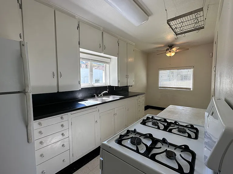 1115 S Maple Ave — Photo 12
