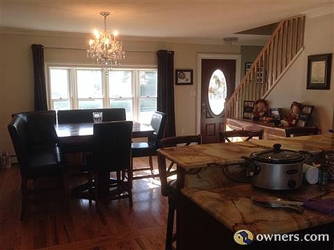 4th image of 893 Surrey Dr