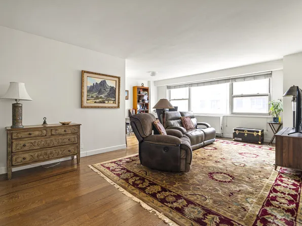 400 East 54th Street 14E image 2 of 9