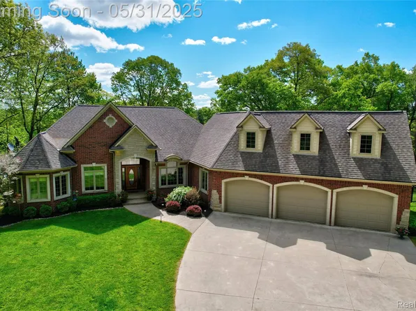 3074 Pond Rd, Leonard, MI 48367