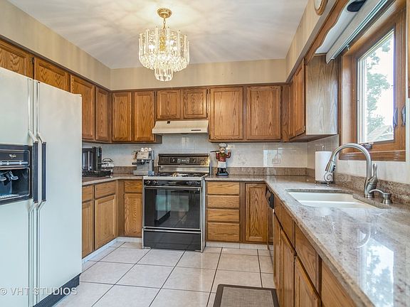 5th image of 768 Yorkshire Ln