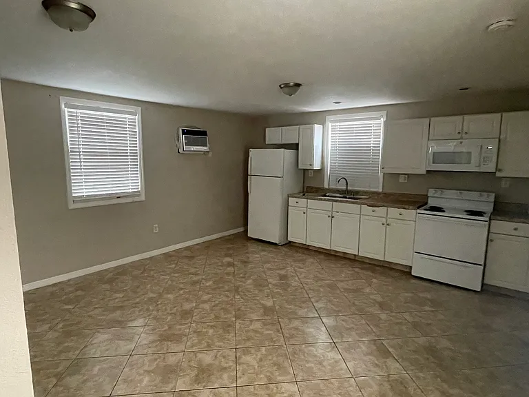 813 Kaye St — Photo 4