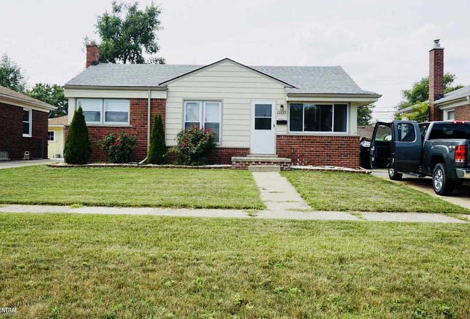 1st image of 28439 Groveland St