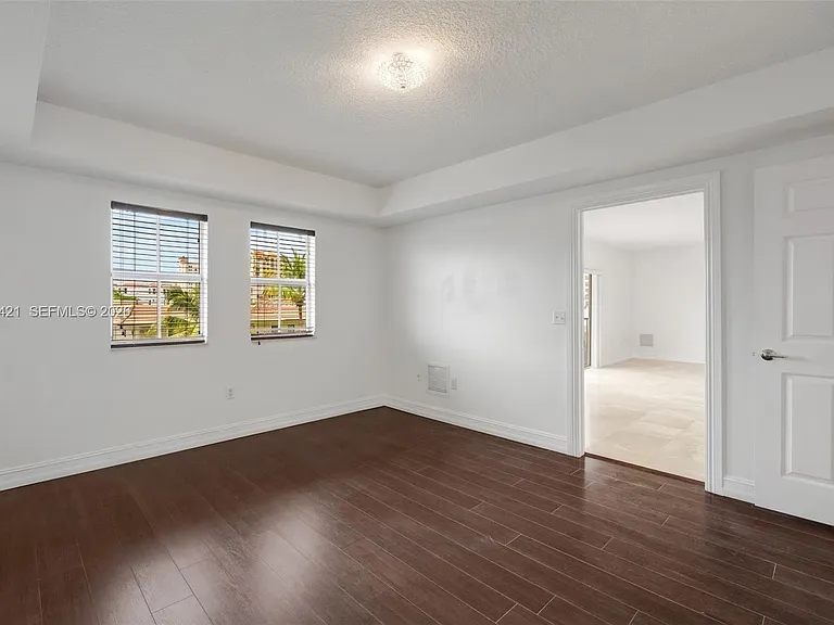 101 Sidonia Ave #404 — Photo 25