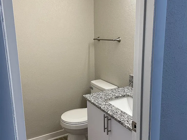 Half_Bath_205001