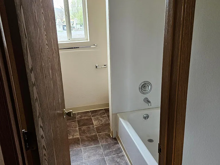 202 SE 3rd St #3 — Photo 7