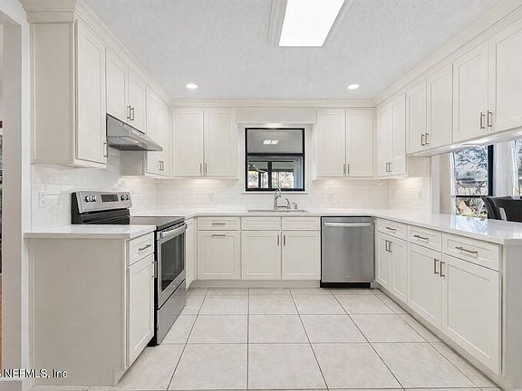 3rd image of 531 LOS PALMAS Drive