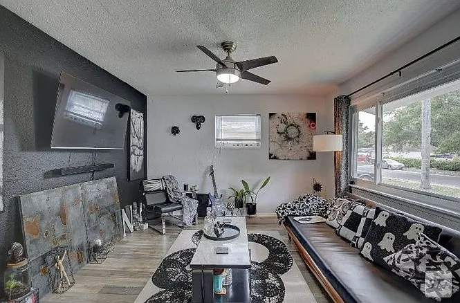 3 bed, 1.0 bath, 1300 sqft, $1,950 — Photo 3