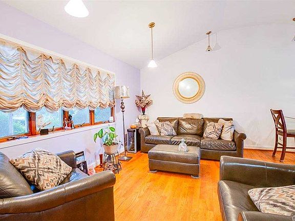 4th image of 210 Dickman St