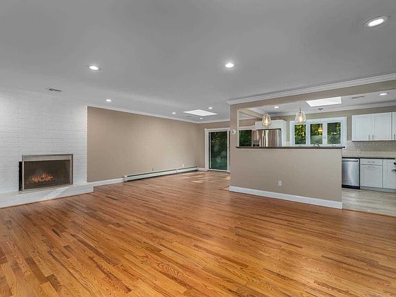 3rd image of 34 Baiting Hollow Ln