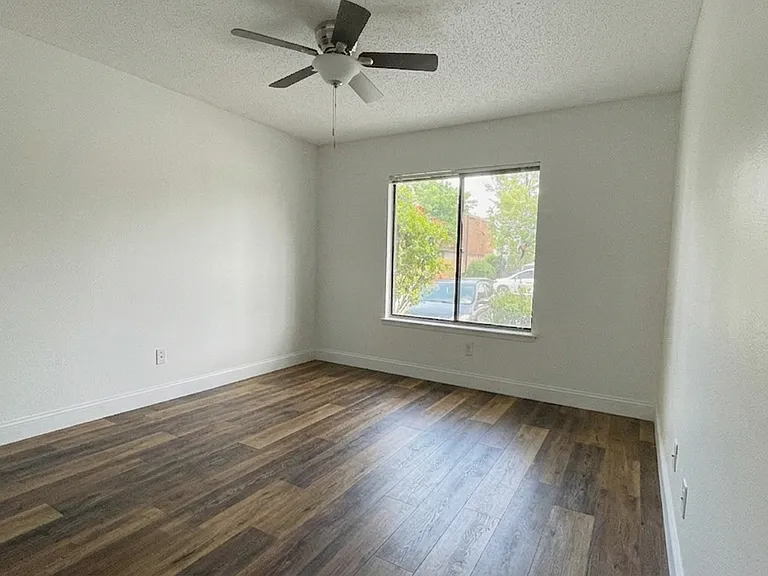 1420 Park Shore Cir #1 — Photo 30