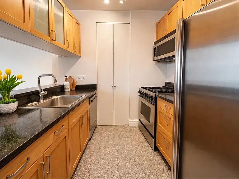 401 E 60th St #9F — Photo 3