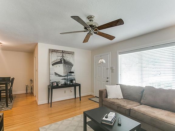 5th image of 2107 Woodcrest Dr