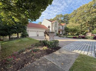 24 Michelle Cir, Warwick, RI 02886