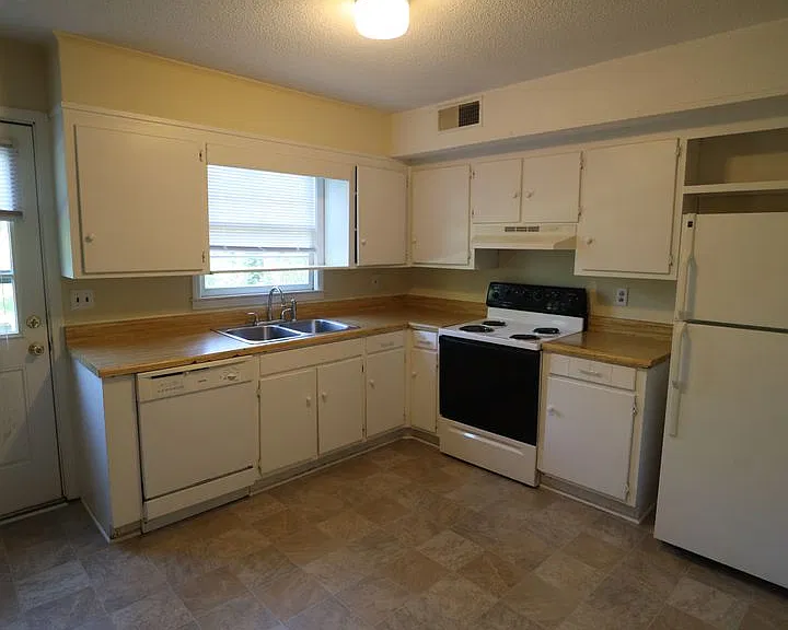 224 Charleston Ave — Photo 17