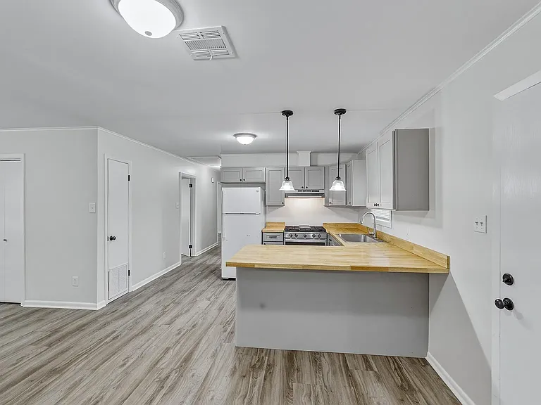1304 Lewis St — Photo 15