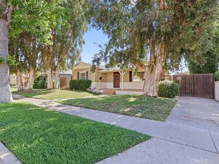 15460 Sylvan St — Photo 40