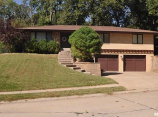 1 Timberwood Ct, Moline, IL 61265