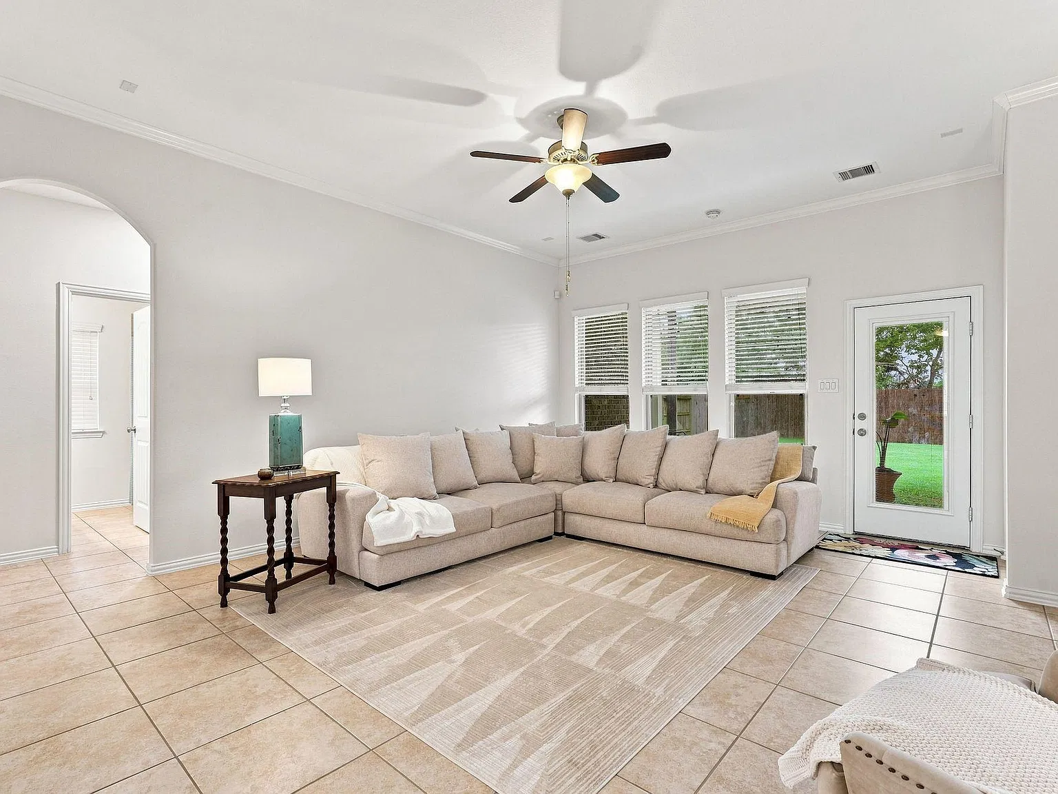 3 bed, 2.0 bath, 1901 sqft, $2,600 — Photo 4