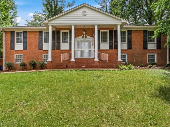 4220 Mashie Dr, Pfafftown, NC 27040
