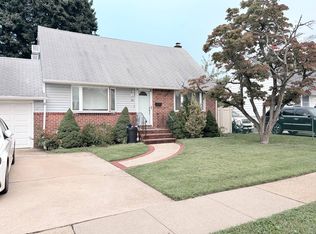 38 Cedar St, Hicksville, NY 11801