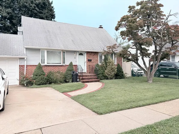 38 Cedar St, Hicksville, NY 11801