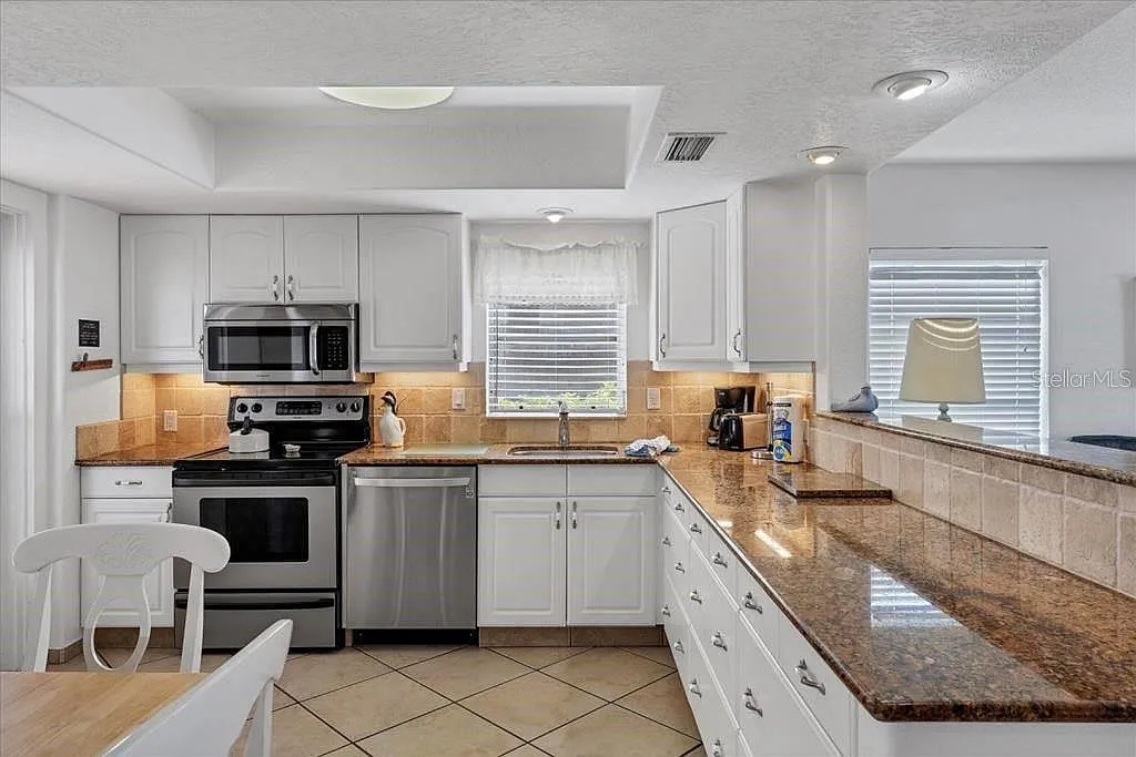 2 bed, 2.0 bath, 1043 sqft, $9,420 — Photo 3
