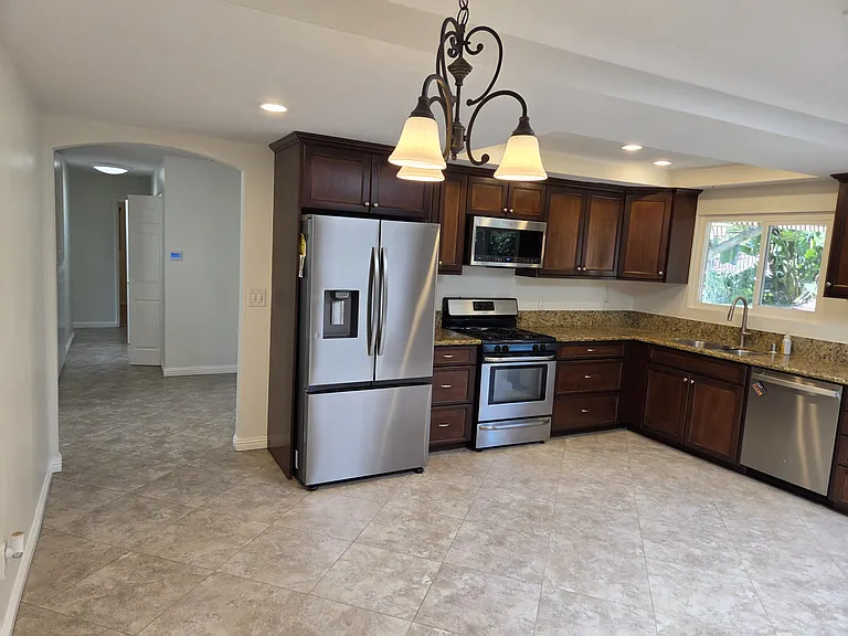 1037 Alta Vista Dr — Photo 11