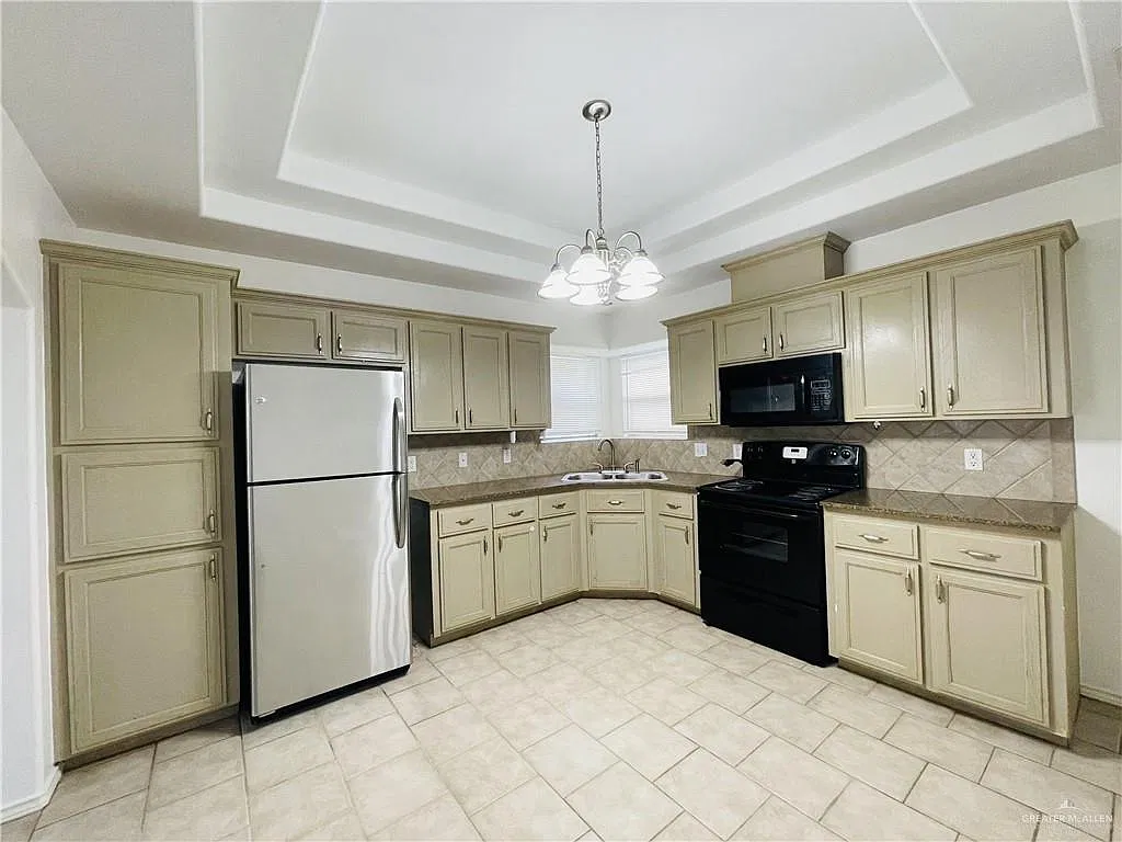 2401 Moonlight Ln — Photo 4
