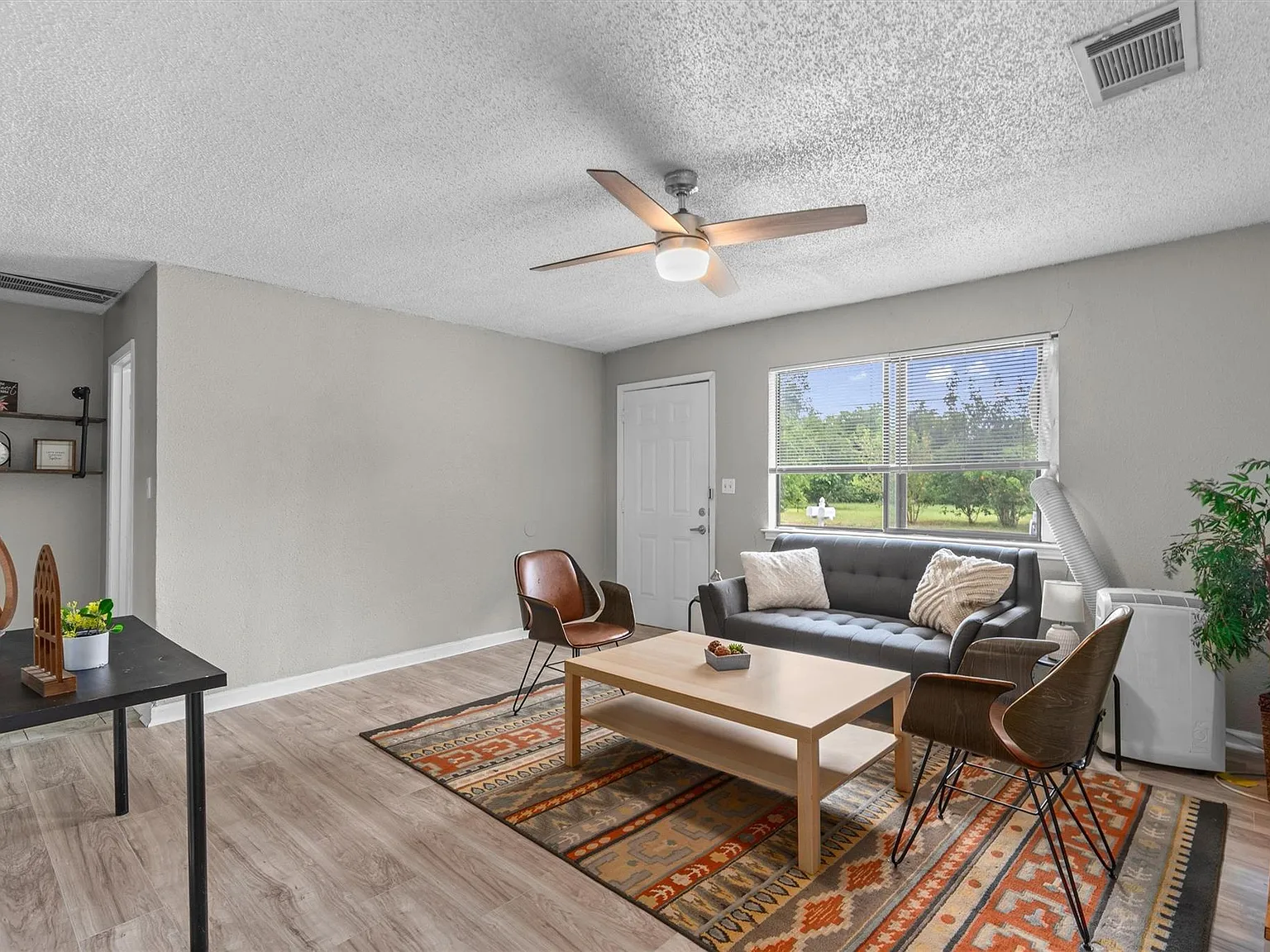 3 bed, 1.5 bath, 1100 sqft, $1,450 — Photo 4
