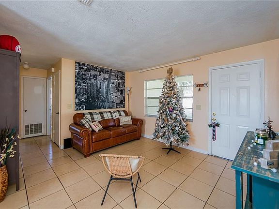 4th image of 780 E Birchwood Cir