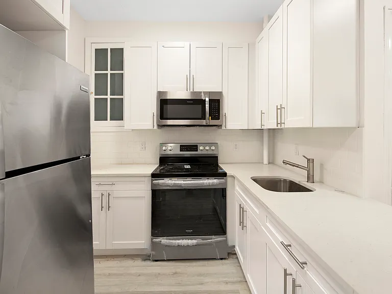 25 E 7th St #10 — Photo 1