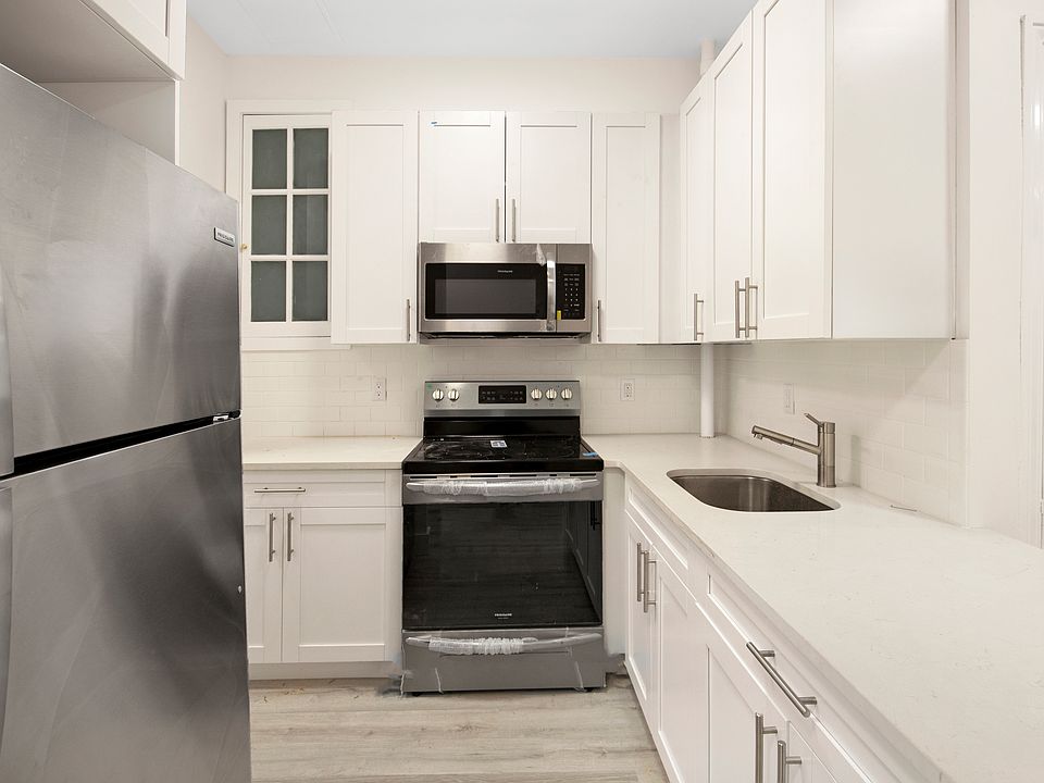 1st image of 25 E 7th St #10