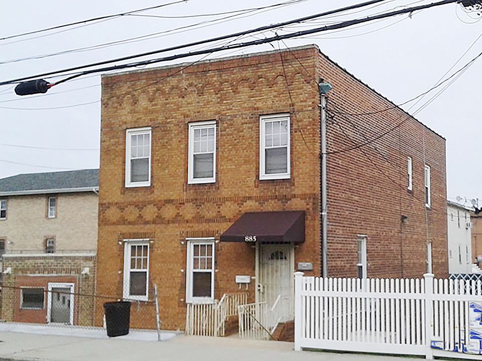 2nd image of 885 Pine St